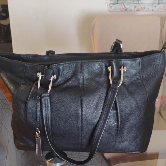 Vince Camuto Handbags - Vince Camuto Black Leather Tote